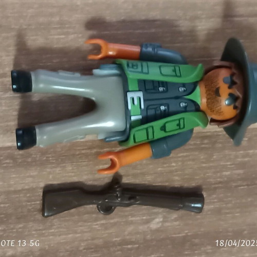 Playmobil explorer like new with rifle and hat