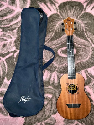 Flight TUC-53 MAH Concert Travel Ukulele like new with case