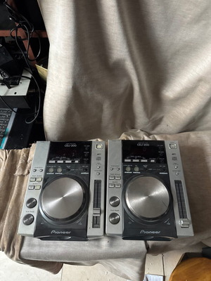 Pioneer CDJ-200 Compact professional DJ CD players used, pair