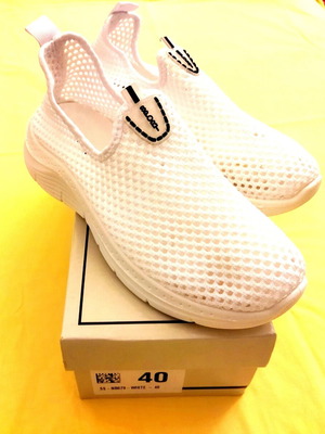 Athletic mesh shoes new, size 40, white