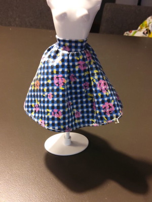 Barbie skirt like new