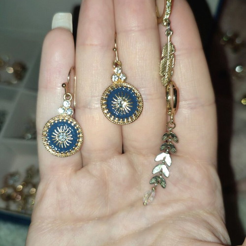Earrings like new, set with 1 pair and 2 single dangle earrings