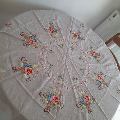 Large embroidered tablecloth, diameter 1.70 m