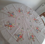 Large embroidered tablecloth, diameter 1.70 m