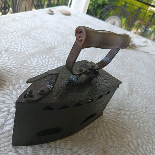 Antique Charcoal Iron 1925 Cast Iron Like New