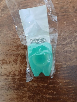 Keychain with dental floss new, tooth-shaped