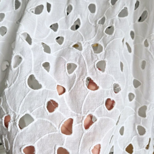 Ale white top size M like new, open shoulder guipure