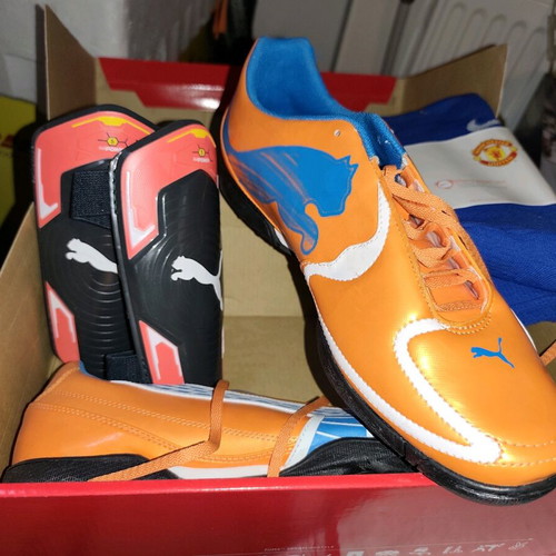 Puma V5.10 TT football shoes new, size 44, with gift shin guards and socks