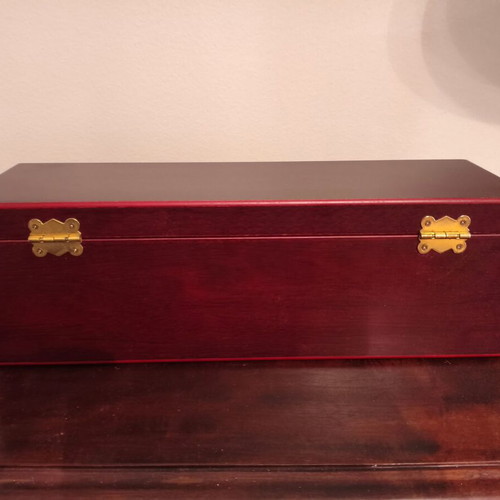 Wooden wine case used with accessories