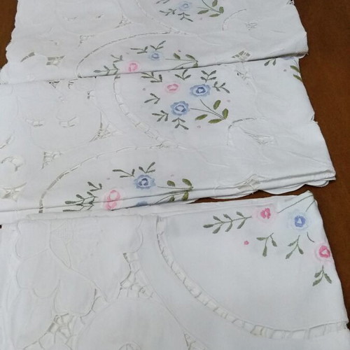 Tablecloth with 3 squares like new, white with embroidery and cutwork