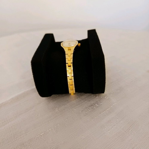 Quartz wristwatch women's like new, jewelry, 23 mm diameter