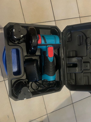 Trocker wheel like new with two batteries charger and cutting discs
