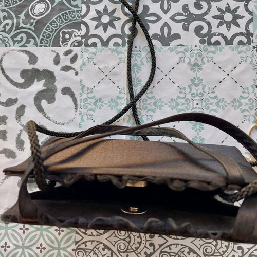 Embossed vintage black shoulder bag like new