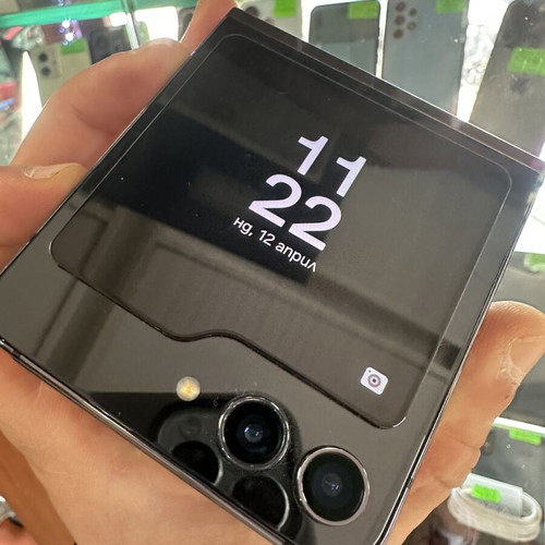 Samsung Galaxy Z Flip5 512 GB like new smartphone