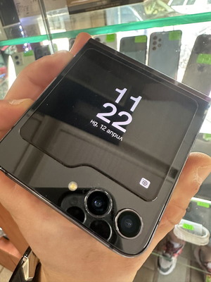 Samsung Galaxy Z Flip5 512 GB like new smartphone