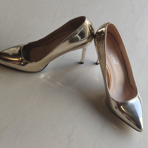 Pumps gold with thin heel size 35 like new