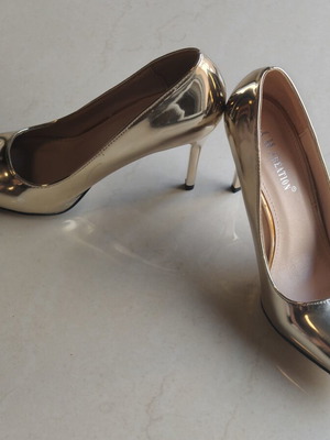 Pumps gold with thin heel size 35 like new