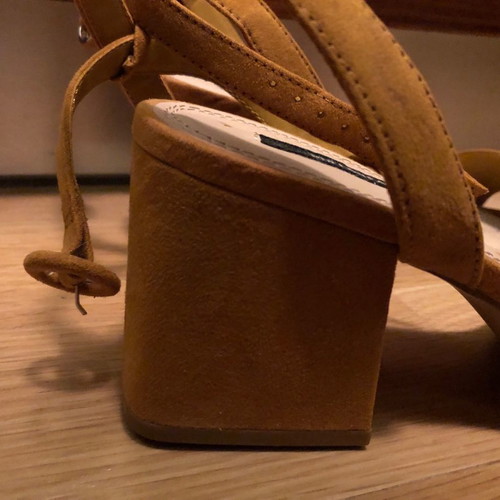 Low heels used mustard to brown with square heel Pull and Bear