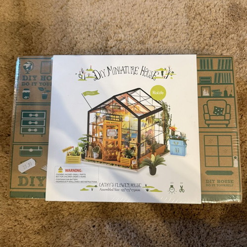 DIY Garden Miniature House new with tag