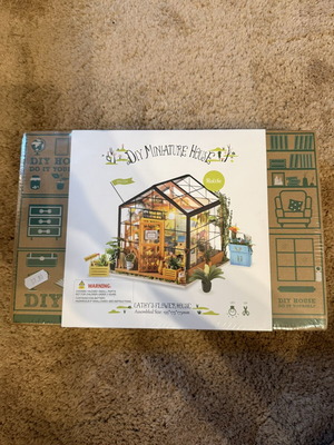 DIY Garden Miniature House new with tag