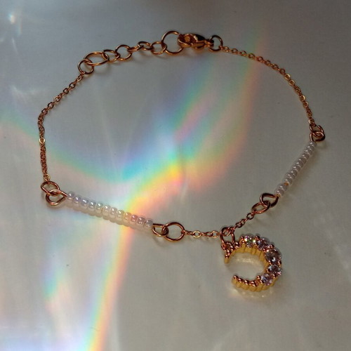 Minimalist gold-colored steel bracelet with beads and crescent charm