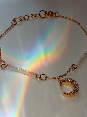 Minimalist gold-colored steel bracelet with beads and crescent charm
