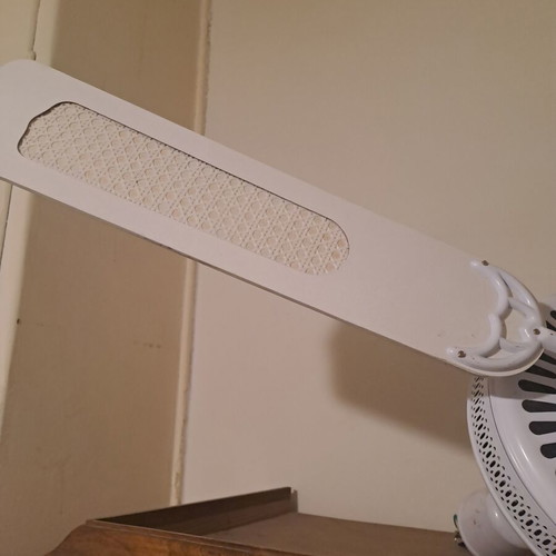 Ceiling fan vintage white with 4 glass flower lights like new