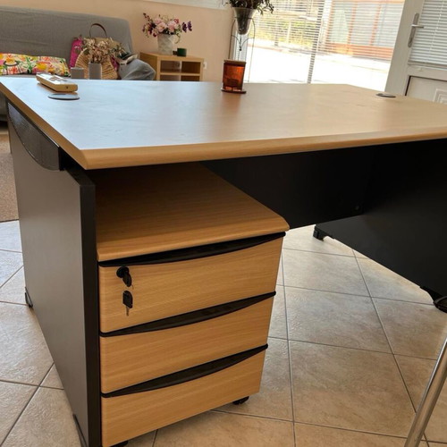 SATO office furniture set like new