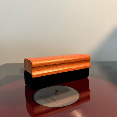 Anti-static vinyl brush like new, wooden velvet