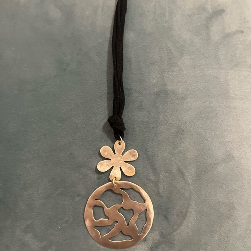 Silver 925 necklace like new with big flower