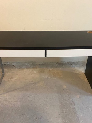 Γραφείο IKEA Micke μεταχειρισμένο με 2 συρτάρια και τρύπα για καλώδια
