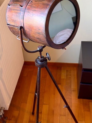 Διακοσμητικός προβολέας vintage επιδαπέδιος σαν καινούργιος με τρίποδο