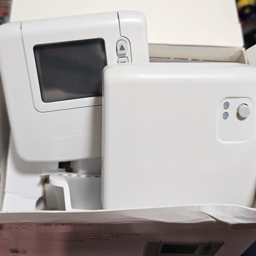 Honeywell DT92A Wireless Room Thermostat like new, brand new in box
