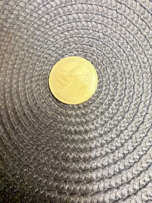 Commemorative coin like new with Boxnow