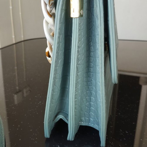 Bag like new with detachable strap and magnetic clasp