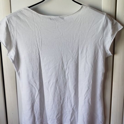 Benissimo T-shirt Size M white like new with laser cut