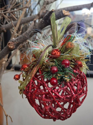 Handmade Christmas rattan balls, red and gold, set of 2