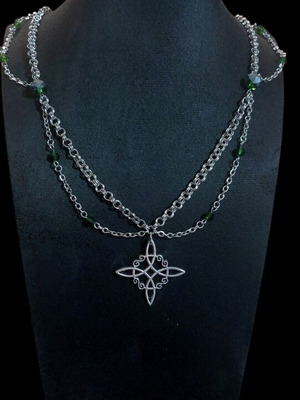 Κολιέ Witch's Knot με ισχυρό σύμβολο προστασίας, από ανοξείδωτο ατσάλι και γυάλινες χάντρες