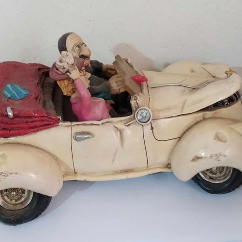 Ceramic funny money box, 25 cm length, funny couple in car, like new
