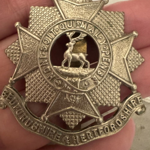 British Army Bedfordshire and Hertfordshire Regiment Cap Badge like new
