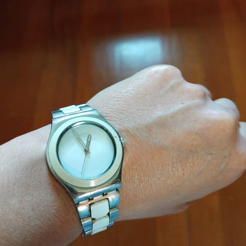 Swatch ρολόι γυναικείο άσπρο και γκρι σαν καινούργιο, θέλει μπαταρία