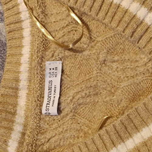 Stradivarius sweater used, size Medium, beige