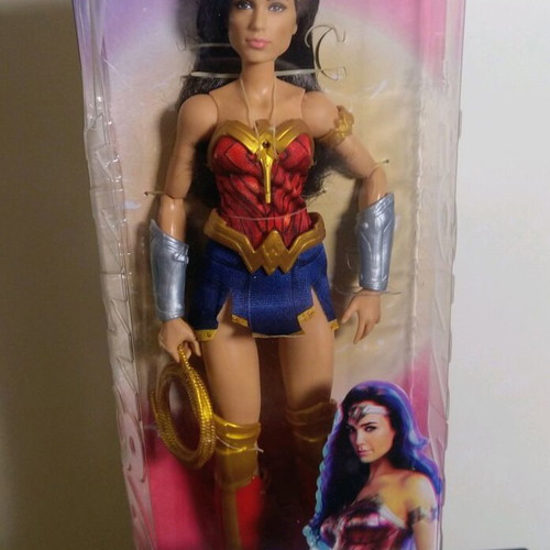 Wonder Woman κούκλα καινούργια με ελαφρώς ταλαιπωρημένη συσκευασία