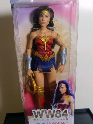 Wonder Woman κούκλα καινούργια με ελαφρώς ταλαιπωρημένη συσκευασία