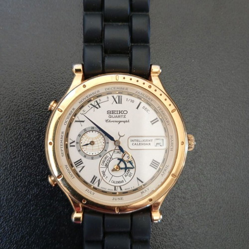 Seiko collectible men's watch used Intelligent Calendar with silicone strap