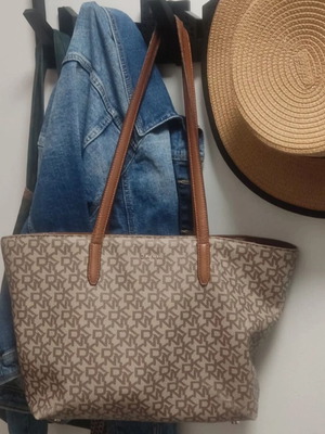 Τσάντα ώμου tote DKNY, μεσαίο μέγεθος, μπεζ και καφέ