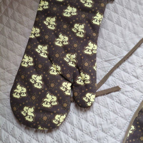 Apron and oven mitt with koala designs from Australia, new, with boomerang keychain gift