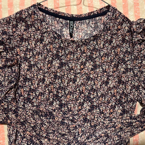 Floral dress like new, lightweight with ruched sleeves, size M