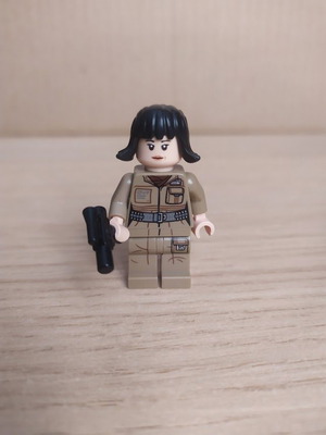 Lego Star Wars Rose Tico Minifigure Dark Tan Outfit with Blaster