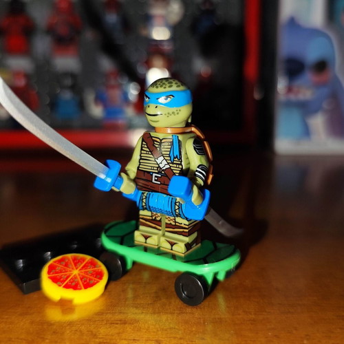 Leonardo Teenage Mutant Ninja Turtles figure like new with accessories
